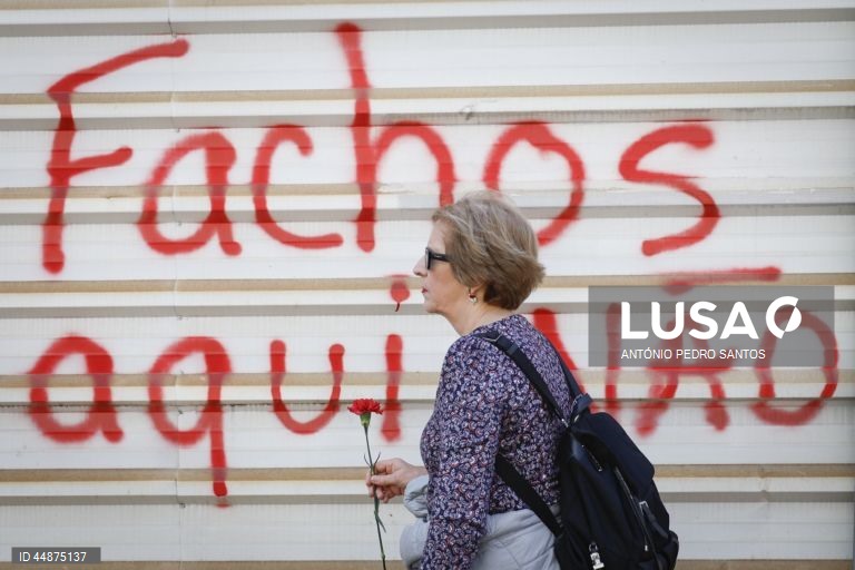 Uma manifestante protesta durante a marcha do Dia do Trabalhador convocada pela CGTP-IN, entre o Martim Moniz e a Alameda D. Afonso Henriques, em Lisboa, 01 de maio de 2025. ANTÓNIO PEDRO SANTOS/LUSA