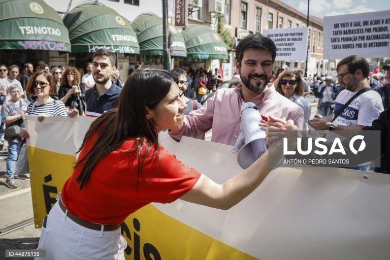 A coordenadora do Bloco de Esquerda (BE), Mariana Mortágua C), participa na marcha do Dia do Trabalhador convocada pela CGTP-IN, entre o Martim Moniz e a Alameda D. Afonso Henriques, em Lisboa, 01 de maio de 2025. ANTÓNIO PEDRO SANTOS/LUSA