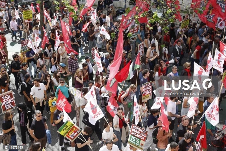 Manifestantes protestam durante a marcha do Dia do Trabalhador convocada pela CGTP-IN, entre o Martim Moniz e a Alameda D. Afonso Henriques, em Lisboa, 01 de maio de 2025. ANTÓNIO PEDRO SANTOS/LUSA