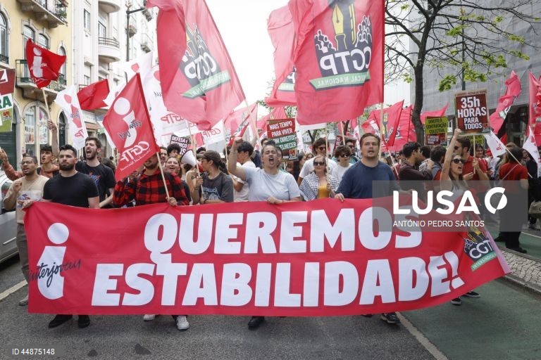 Manifestantes protestam durante a marcha do Dia do Trabalhador convocada pela CGTP-IN, entre o Martim Moniz e a Alameda D. Afonso Henriques, em Lisboa, 01 de maio de 2025. ANTÓNIO PEDRO SANTOS/LUSA
