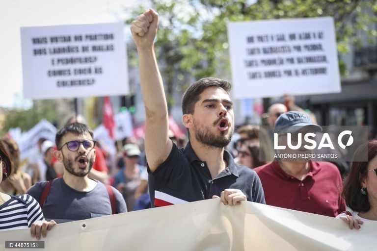 Manifestantes protestam durante a marcha do Dia do Trabalhador convocada pela CGTP-IN, entre o Martim Moniz e a Alameda D. Afonso Henriques, em Lisboa, 01 de maio de 2025. ANTÓNIO PEDRO SANTOS/LUSA