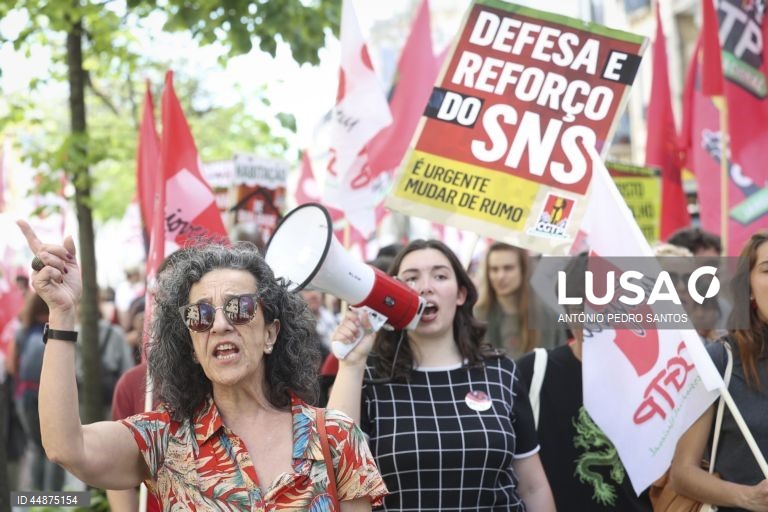 Manifestantes protestam durante a marcha do Dia do Trabalhador convocada pela CGTP-IN, entre o Martim Moniz e a Alameda D. Afonso Henriques, em Lisboa, 01 de maio de 2025. ANTÓNIO PEDRO SANTOS/LUSA