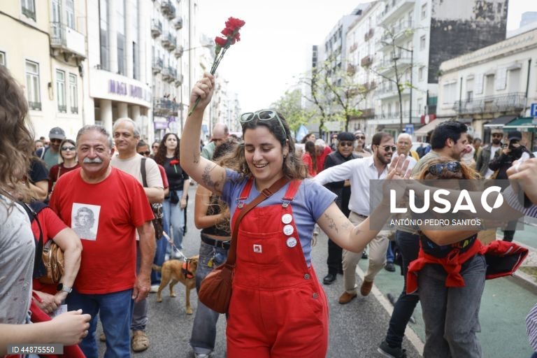 Manifestantes protestam durante a marcha do Dia do Trabalhador convocada pela CGTP-IN, entre o Martim Moniz e a Alameda D. Afonso Henriques, em Lisboa, 01 de maio de 2025. ANTÓNIO PEDRO SANTOS/LUSA