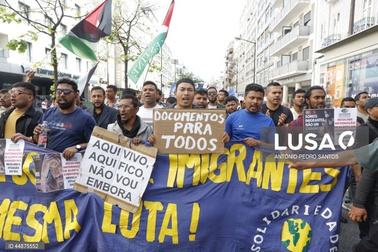 Trabalhadores imigrantes protestam durante a marcha do Dia do Trabalhador convocada pela CGTP-IN, entre o Martim Moniz e a Alameda D. Afonso Henriques, em Lisboa, 01 de maio de 2025. ANTÓNIO PEDRO SANTOS/LUSA