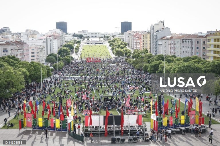 Manifestantes protestam durante a marcha do Dia do Trabalhador convocada pela CGTP-IN, entre o Martim Moniz e a Alameda D. Afonso Henriques, em Lisboa, 01 de maio de 2025. ANTÓNIO PEDRO SANTOS/LUSA