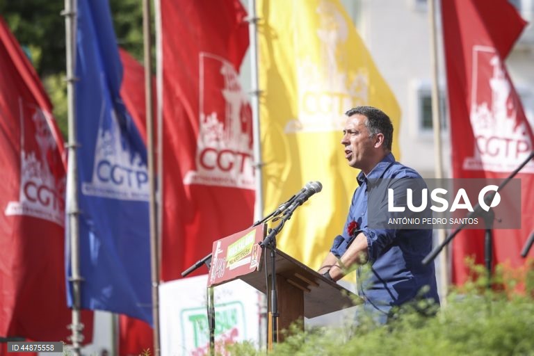O secretário-geral da CGTP-IN, Tiago Oliveira, discursa no final da marcha do Dia do Trabalhador convocada pela CGTP-IN, entre o Martim Moniz e a Alameda D. Afonso Henriques, em Lisboa, 01 de maio de 2025. ANTÓNIO PEDRO SANTOS/LUSA