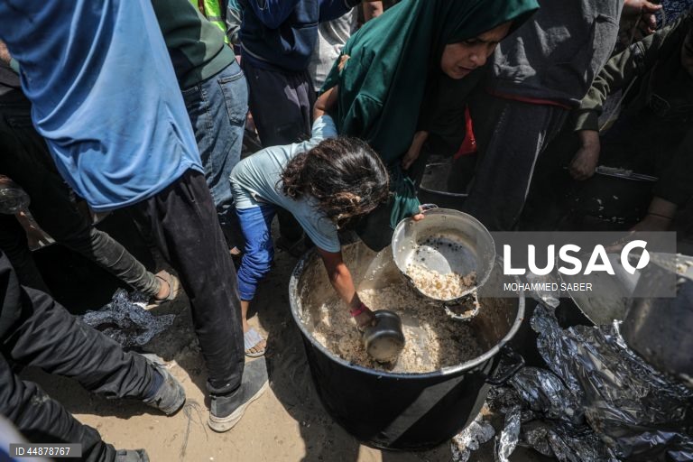 Palestina: Deslocados em Jabalia recebem alimentos