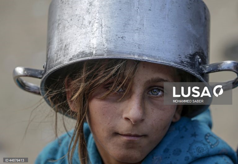 Palestina: Deslocados em Jabalia recebem alimentos