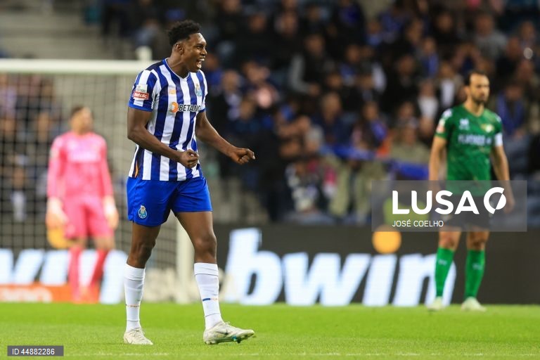 O FC Porto venceu hoje na receção ao Moreirense por 3-1, após reviravolta, no jogo de abertura da 32.ª jornada da I Liga portuguesa de futebol, que deixou, provisoriamente, os 'dragões' no terceiro lugar.