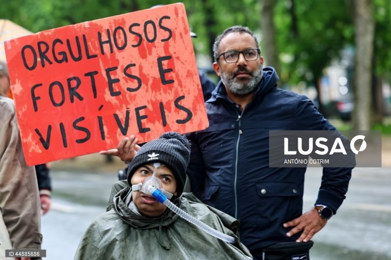 Participantes durante a 8.ª edição da Marcha Pela Vida Independente, em Lisboa, 03 de maio de 2025. Criada em 2018, esta marcha anual é dinamizada por 26 organizações e coletivos ligados à deficiência e a movimentos sociais, que pretendem dar voz a uma comunidade frequentemente marginalizada. ANTÓNIO COTRIM/LUSA