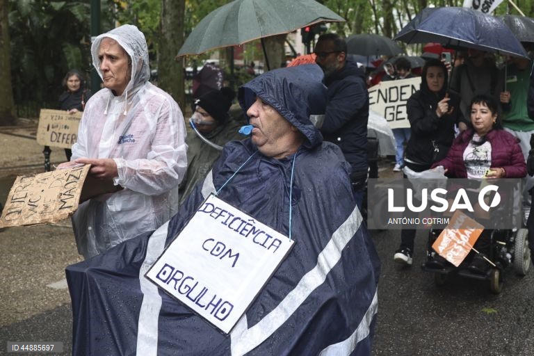 Participantes durante a 8.ª edição da Marcha Pela Vida Independente, em Lisboa, 03 de maio de 2025. Criada em 2018, esta marcha anual é dinamizada por 26 organizações e coletivos ligados à deficiência e a movimentos sociais, que pretendem dar voz a uma comunidade frequentemente marginalizada. ANTÓNIO COTRIM/LUSA