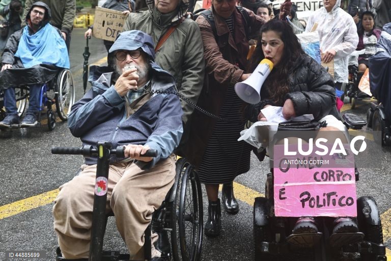 Participantes durante a 8.ª edição da Marcha Pela Vida Independente, em Lisboa, 03 de maio de 2025. Criada em 2018, esta marcha anual é dinamizada por 26 organizações e coletivos ligados à deficiência e a movimentos sociais, que pretendem dar voz a uma comunidade frequentemente marginalizada. ANTÓNIO COTRIM/LUSA