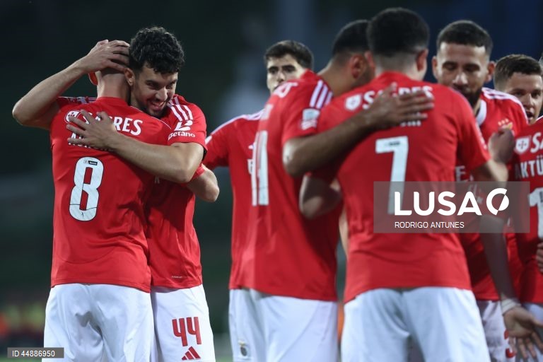 O Benfica venceu hoje na visita ao Estoril-Praia por 2-1, na 32.ª jornada, e assumiu provisoriamente a liderança da I Liga de futebol, com três pontos de vantagem sobre o Sporting, que no domingo recebe o Gil Vicente.