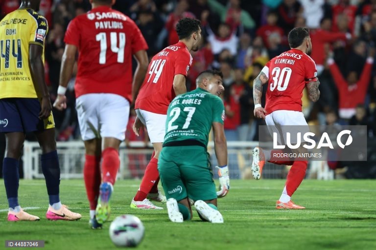 O Benfica venceu hoje na visita ao Estoril-Praia por 2-1, na 32.ª jornada, e assumiu provisoriamente a liderança da I Liga de futebol, com três pontos de vantagem sobre o Sporting, que no domingo recebe o Gil Vicente.