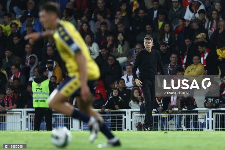 O Benfica venceu hoje na visita ao Estoril-Praia por 2-1, na 32.ª jornada, e assumiu provisoriamente a liderança da I Liga de futebol, com três pontos de vantagem sobre o Sporting, que no domingo recebe o Gil Vicente.