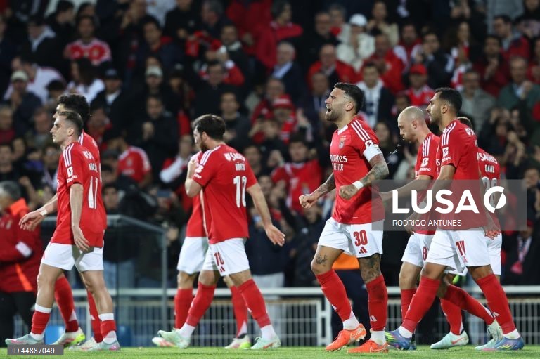 O Benfica venceu hoje na visita ao Estoril-Praia por 2-1, na 32.ª jornada, e assumiu provisoriamente a liderança da I Liga de futebol, com três pontos de vantagem sobre o Sporting, que no domingo recebe o Gil Vicente.