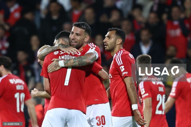 O Benfica venceu hoje na visita ao Estoril-Praia por 2-1, na 32.ª jornada, e assumiu provisoriamente a liderança da I Liga de futebol, com três pontos de vantagem sobre o Sporting, que no domingo recebe o Gil Vicente.