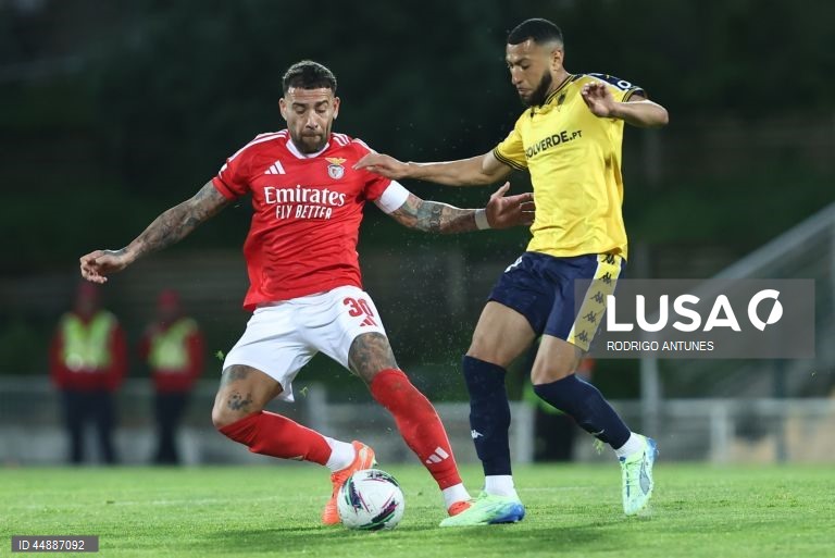 O Benfica venceu hoje na visita ao Estoril-Praia por 2-1, na 32.ª jornada, e assumiu provisoriamente a liderança da I Liga de futebol, com três pontos de vantagem sobre o Sporting, que no domingo recebe o Gil Vicente.