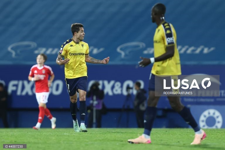 O Benfica venceu hoje na visita ao Estoril-Praia por 2-1, na 32.ª jornada, e assumiu provisoriamente a liderança da I Liga de futebol, com três pontos de vantagem sobre o Sporting, que no domingo recebe o Gil Vicente.