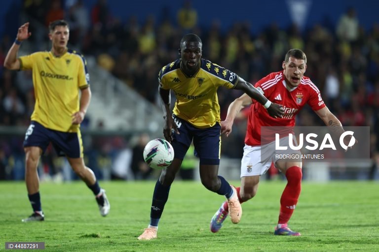 O Benfica venceu hoje na visita ao Estoril-Praia por 2-1, na 32.ª jornada, e assumiu provisoriamente a liderança da I Liga de futebol, com três pontos de vantagem sobre o Sporting, que no domingo recebe o Gil Vicente.
