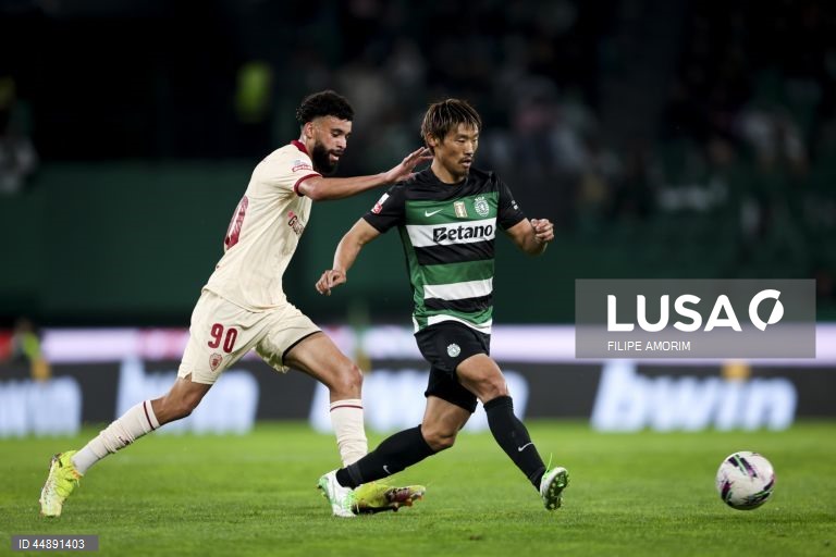 O Sporting venceu hoje o Gil Vicente por 2-1, depois de ter estado em desvantagem, na 32.ª jornada, e manteve a liderança da I Liga de futebol, a semana da visita ao Benfica, segundo, em igualdade pontual.