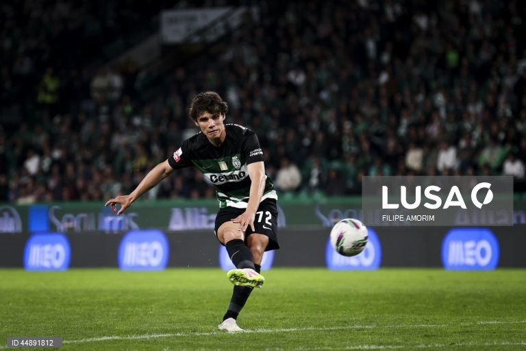 O Sporting venceu hoje o Gil Vicente por 2-1, depois de ter estado em desvantagem, na 32.ª jornada, e manteve a liderança da I Liga de futebol, a semana da visita ao Benfica, segundo, em igualdade pontual.