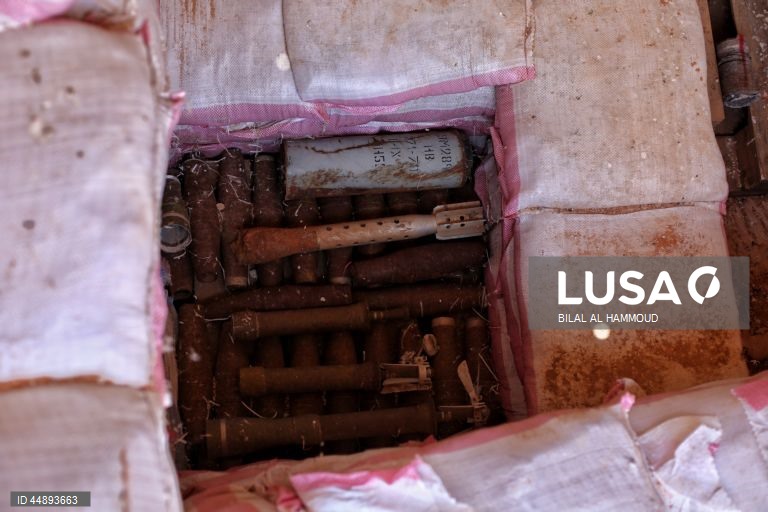 Síria:  Remoção de material explosivo na aldeia de Barlahin.