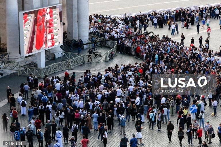 Vaticano: Início do Conclave. 