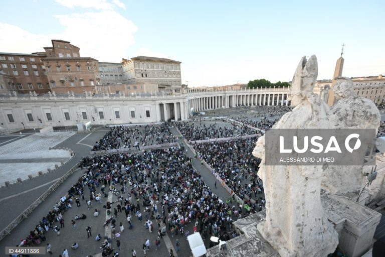 Vaticano: Início do Conclave. 