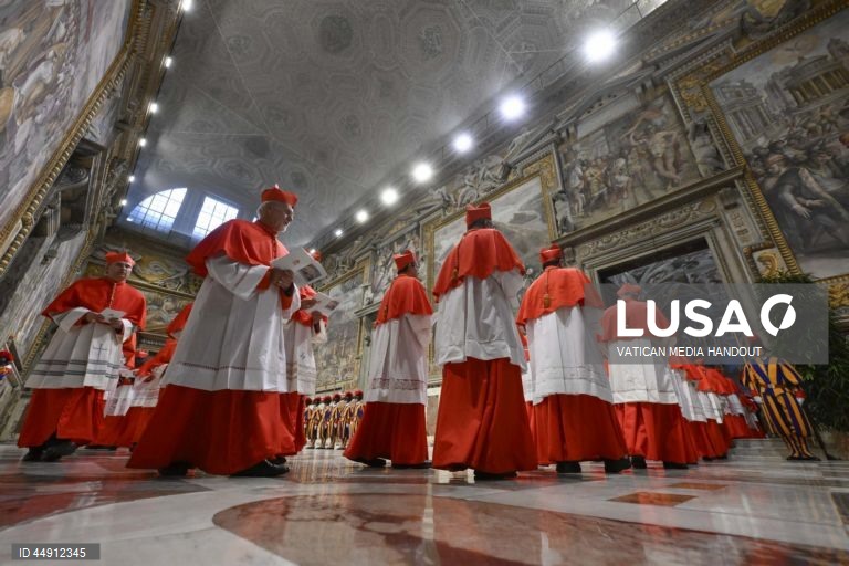Vaticano: Início do Conclave. 