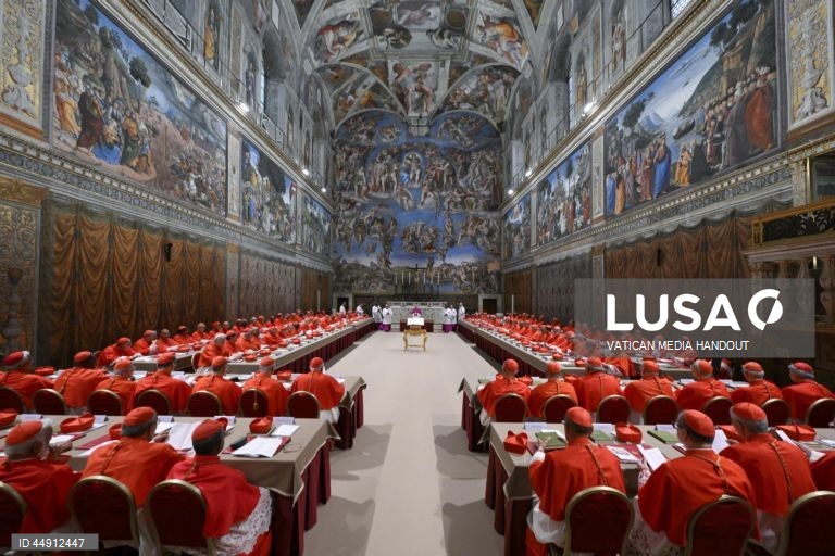 Vaticano: Início do Conclave. 