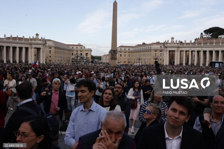 Vaticano: Início do Conclave. 