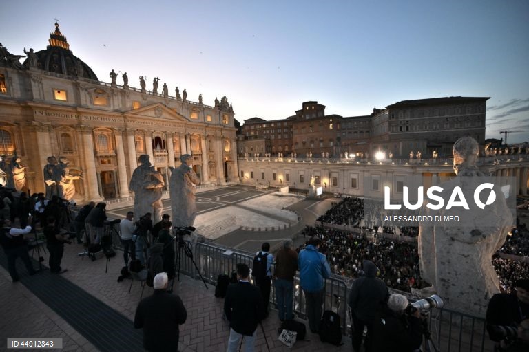 Vaticano: Início do Conclave. 