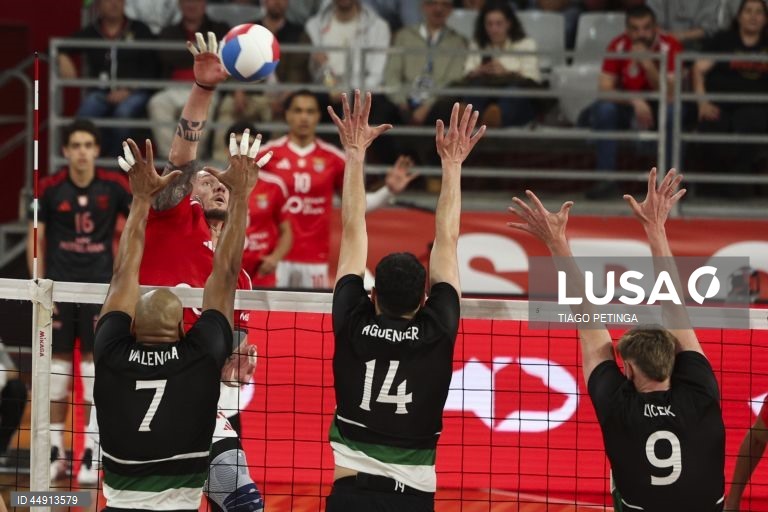 O jogador do Benfica Felipe Banderó (E) em ação contra os jogadores do Sporting Edson Gonzalez (E), Jonas Aguenier e Martin Licek (D) durante o jogo da final da Liga de voleibol, em Lisboa, 7 de maio de 2025. TIAGO PETINGA/LUSA
