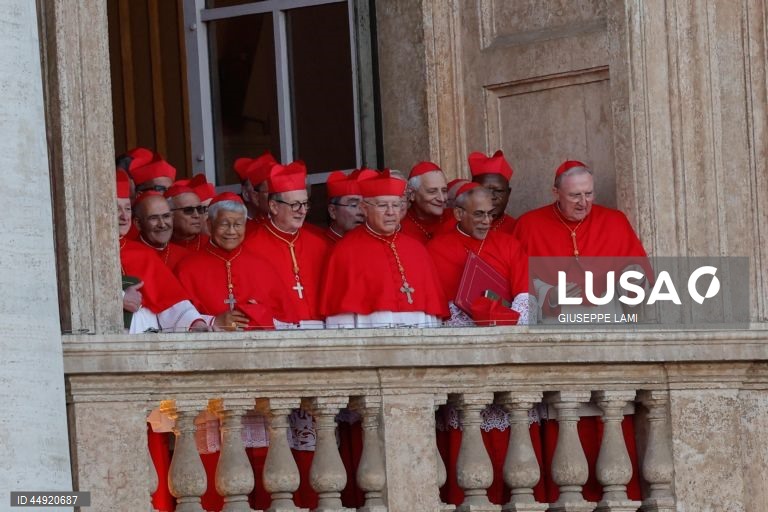 O cardeal norte-americano Robert Francis Prevost, de 69 anos, foi eleito Papa, ao fim de dois dias de conclave, e assumiu o nome de Leão XIV.
