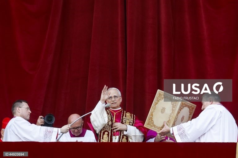 O cardeal norte-americano Robert Francis Prevost, de 69 anos, foi eleito Papa, ao fim de dois dias de conclave, e assumiu o nome de Leão XIV.