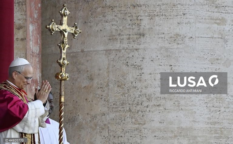 O cardeal norte-americano Robert Francis Prevost, de 69 anos, foi eleito Papa, ao fim de dois dias de conclave, e assumiu o nome de Leão XIV.