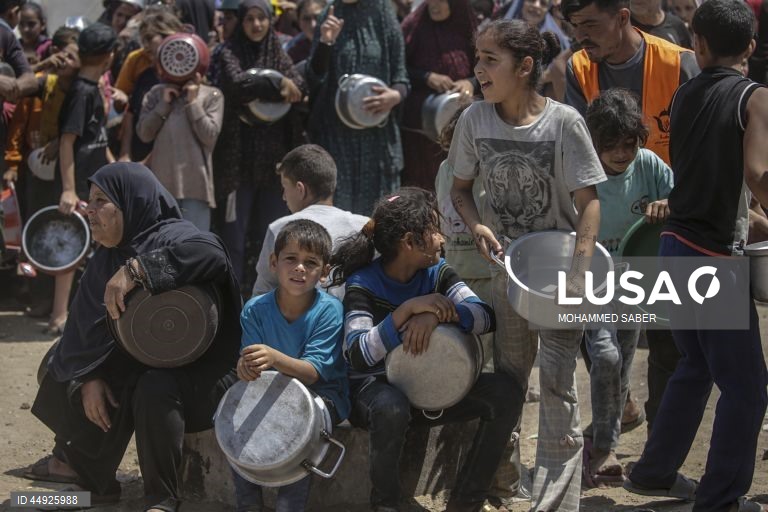 Faixa de Gaza: Distribuição de alimentos em Jabalia