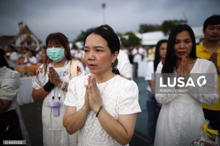 Celebrações do Dia de Vesak (nascimento, iluminação e morte do Buda) no sudeste asiático