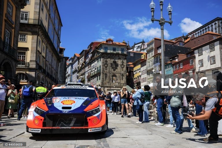 Exibição dos carros do Rali de Portugal na baixa do Porto