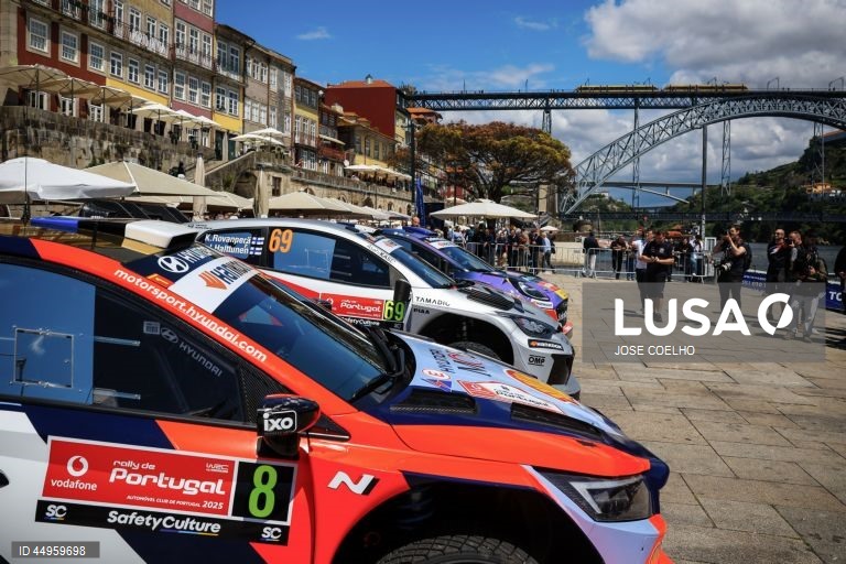 Exibição dos carros do Rali de Portugal na baixa do Porto