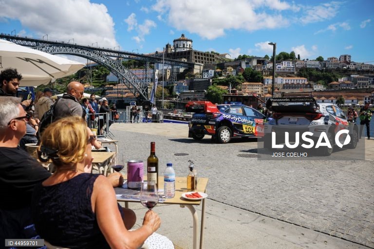 Exibição dos carros do Rali de Portugal na baixa do Porto
