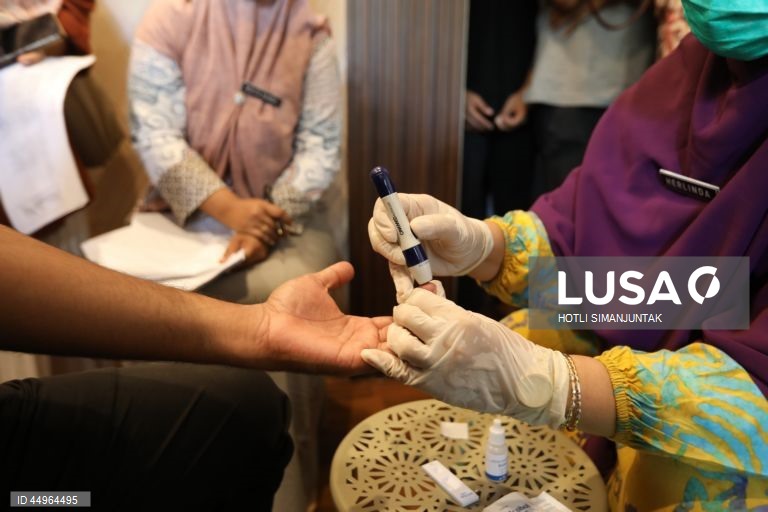 Indonésia: Testes aleatórios de drogas e VIH para a população local durante uma campanha antidroga em Banda Aceh