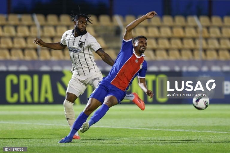 O jogador do Alverca, Ageu (D), disputa a bola com o jogador do Portimonense, Jefferson (E), durante o jogo da 34.ª jornada da II liga de futebol, realizado no Complexo Desportivo Futebol Clube de Alverca, Vila Franca de Xira, 16 de maio de 2025. ANTÓNIO PEDRO SANTOS/LUSA