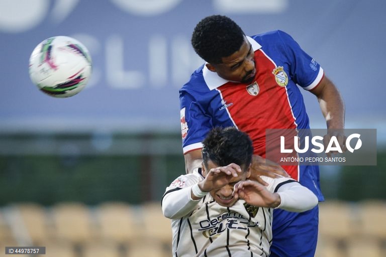 O jogador do Alverca, Ageu (D), disputa a bola com o jogador do Portimonense, Diogo Ferreira (E), durante o jogo da 34.ª jornada da II liga de futebol, realizado no Complexo Desportivo Futebol Clube de Alverca, Vila Franca de Xira, 16 de maio de 2025. ANTÓNIO PEDRO SANTOS/LUSA