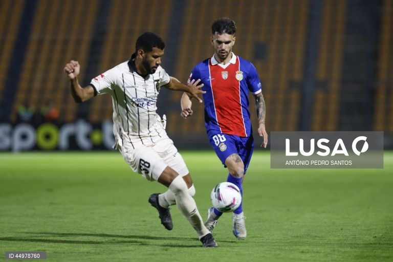 O jogador do Alverca, Diogo Martins (D), disputa a bola com o jogador do Portimonense, Jefferson (E), durante o jogo da 34.ª jornada da II liga de futebol, realizado no Complexo Desportivo Futebol Clube de Alverca, Vila Franca de Xira, 16 de maio de 2025. ANTÓNIO PEDRO SANTOS/LUSA
