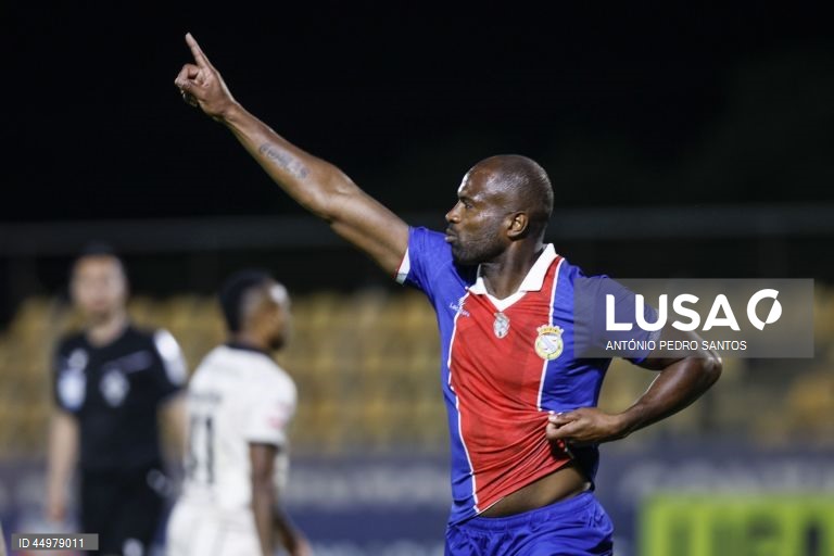 O jogador do Alverca, Varela, festeja o segundo golo durante o jogo da 34.ª jornada da II liga de futebol contra a equipa do Portimonense, realizado no Complexo Desportivo Futebol Clube de Alverca, Vila Franca de Xira, 16 de maio de 2025. ANTÓNIO PEDRO SANTOS/LUSA