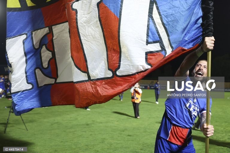 O jogador do Alverca Sema Velasquez festeja a subida à Primeira Liga no final do jogo da 34.ª jornada da II liga de futebol contra a equipa do Portimonense, realizado no Complexo Desportivo Futebol Clube de Alverca, Vila Franca de Xira, 16 de maio de 2025. ANTÓNIO PEDRO SANTOS/LUSA