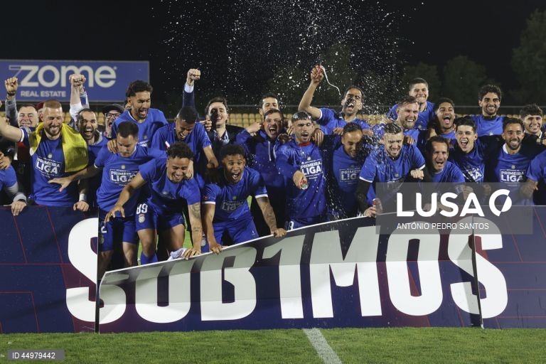 Os jogadores do Alverca festejam a subida à Primeira Liga no final do jogo da 34.ª jornada da II liga de futebol contra a equipa do Portimonense, realizado no Complexo Desportivo Futebol Clube de Alverca, Vila Franca de Xira, 16 de maio de 2025. ANTÓNIO PEDRO SANTOS/LUSA