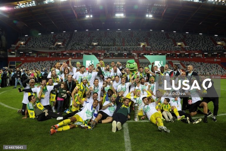 A equipa do Tondela festeja a conquista do campeonato no final do jogo de futebol da última jornada da II Liga de futebol contra a União de Leiria, realizado no Estádio Municipal de Leiria, 16 de maio de 2025. O Tondela sagrou-se hoje pela segunda vez campeão da II Liga portuguesa de futebol, ao vencer na visita à União de Leiria, subindo ao primeiro escalão com a companhia do Alverca, enquanto o Vizela vai disputar o play-off. PAULO CUNHA/LUSA